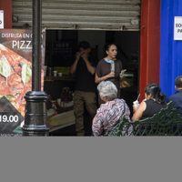 Amplían horario y aforo a comercios con semáforo naranja "hacia amarillo" en la CDMX