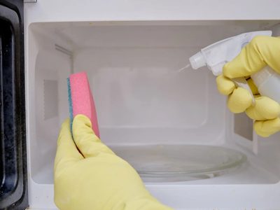 Con solo 2 ingredientes, limpiá el microondas y dejalo totalmente reluciente
