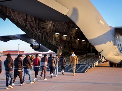EU presume el inicio de los vuelos de deportación de migrantes