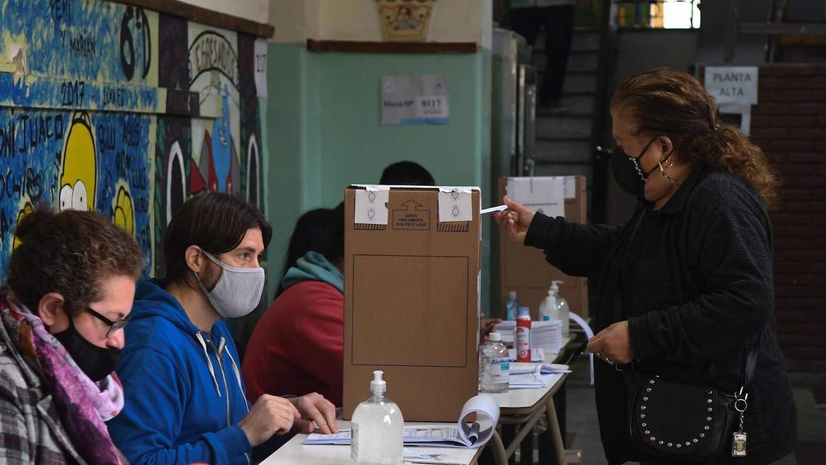 Los ciudadanos tendrán tiempo para emitir el sufragio en las elecciones generales hasta las 18 horas. Fuente: (Twitter)