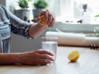No tomes todos los días agua con limón en ayunas sin antes saber esto