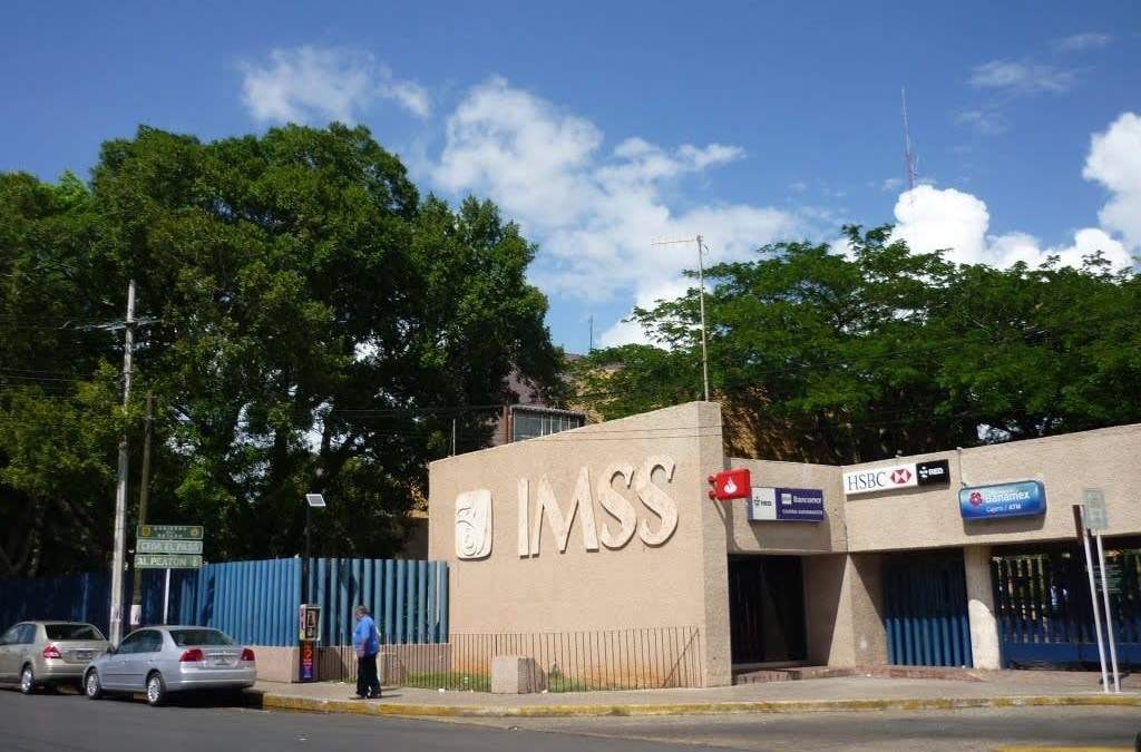 Madre graba demora de atención médica en el IMMS que puso en riesgo la vida de su hija