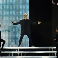 Miguel Bosé se va contra Trump; congrega a 85 mil en el Zócalo