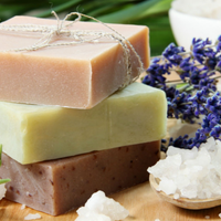 Los jabones de marca están cada vez más caros: prepará esta versión natural, con plantas y rico olor