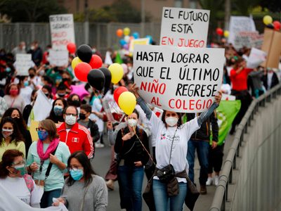 Cientos de padres en Perú reclaman el regreso inmediato de las clases presenciales