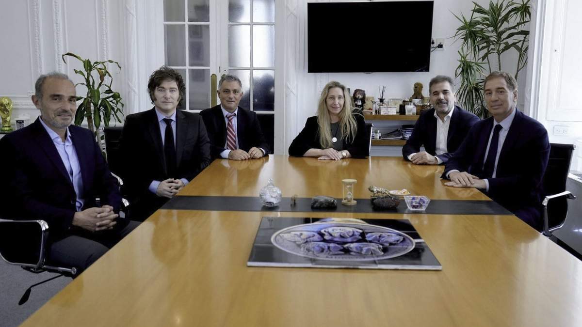 El presidente Javier Milei junto a los diputados Diego Santilli y Cristian Ritondo. En la foto también se encuentra la secretaria de Presidencia, Karina Milei, Sebastián Pareja, y Lule Menem, asesor de la hermana del mandatario.