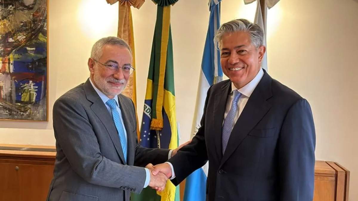 El gobernador, Rolando Figueroa y el embajador de Brasil en Argentina, Julio Glinternick Bitelli. Fuente: (Gobierno de Neuquén)