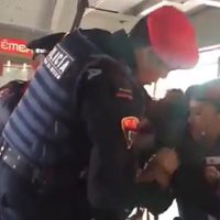 Acusan a un vagonero ciego del Metro de mutilar, a mordidas, el dedo a una anciana