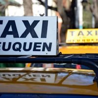 Asaltaron al chofer de un taxi simulando ser pasajeros y le arrancaron un diente con un culatazo
