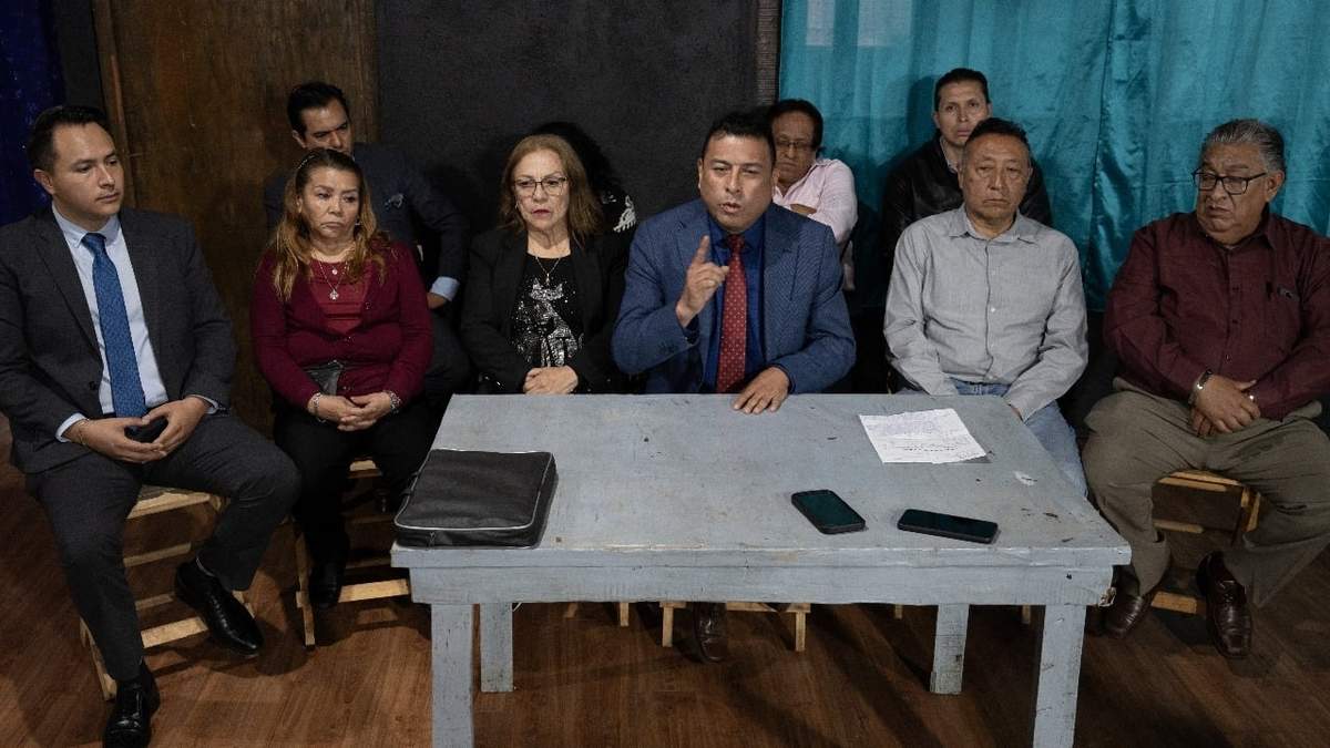 José Nezahualcóyotl Salinas Martínez, que encabeza la planilla guinda que aspira a dirigir el sindicato único de trabajadores del Poder Judicial de la Ciudad de México ofreció una conferencia de prensa con miras a la elección, que se llevará a cabo este 15 de julio