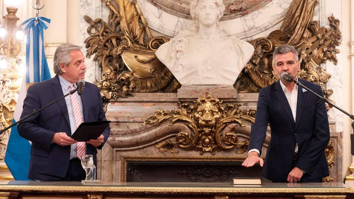 Juan Zabaleta haciendo juramento como ministro de Desarrollo Social este martes. Fuente: (Twitter)