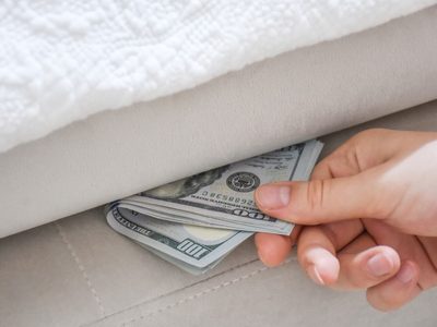 ¿Guardás dólares bajo el colchón? La psicología tiene una explicación que te va a sorprender