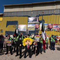 Golpean piñata de Donald Trump durante protesta de migrantes en Tijuana (Video)