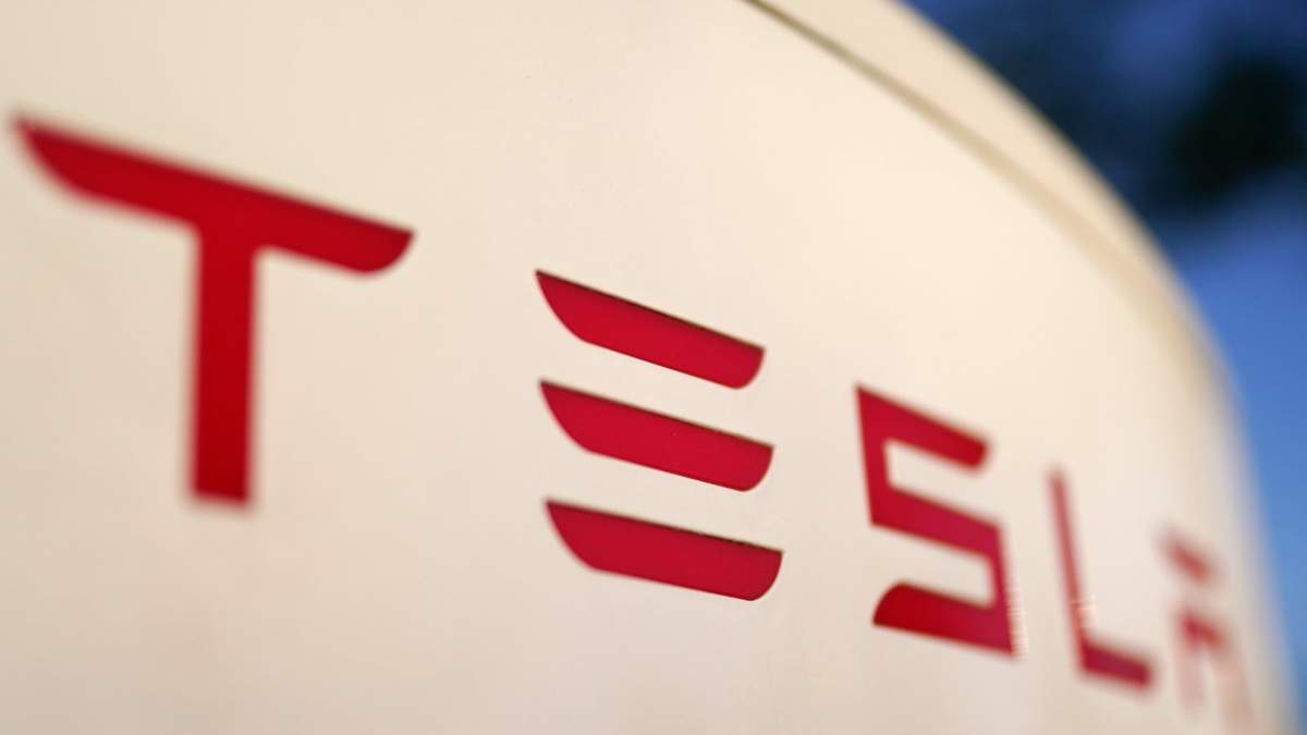 El logotipo del Supercharger de Tesla en Buford, Georgia