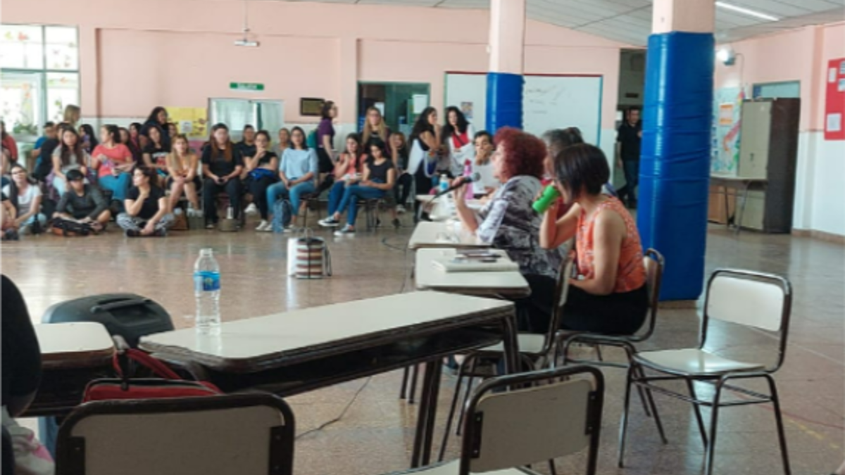 La directora del IFD 1 abandonó la asamblea de claustros. Fuente: (Facebook)