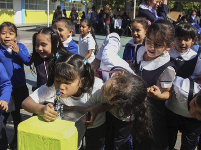En una de cada tres escuelas alumnos consumen agua contaminada