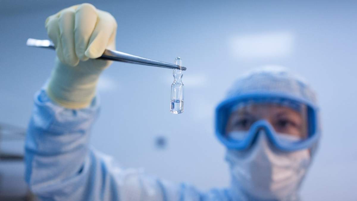 Científico sostiene la futura vacuna contra la malaria. Fuente: (Twitter)