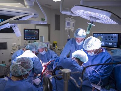 Hospital español realiza primer trasplante facial en el mundo de donante que murió por paro cardíaco