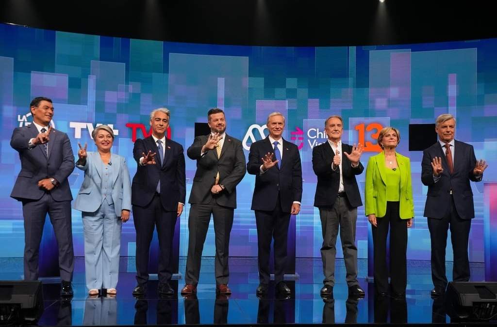 De izquierda a derecha, los candidatos presidenciales Franco Parisi del Partido del Pueblo; Jeannette Jara de la coalición Unidad por Chile; Marco Enriquez-Ominami del Partido Progresista; Johannes Kaiser del Partido Libertario Nacional; José Antonio Kast del Partido Republicano; Eduardo Artes del Partido Acción Proletaria; Evelyn Matthei de la coalición Chile Vamos y el independiente Harold Mayne-Nicholls gesticulan antes de un debate previo a las elecciones generales, en Santiago de Chile, el lunes 10 de noviembre de 2025