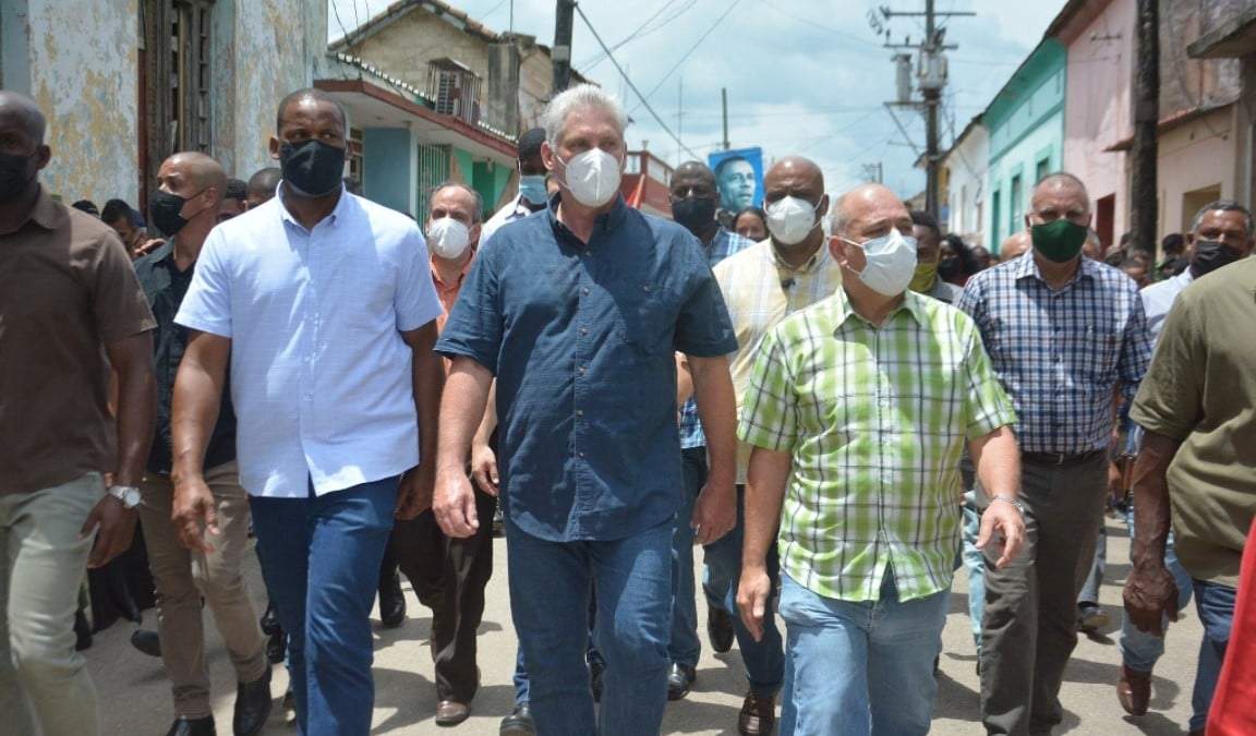 "Convocamos a todos los revolucionarios a salir a las calles a defender la revolución en todos los lugares", pidió el mandatario