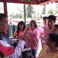 "El Bronco" hace "campaña" en una trajinera; hemos crecido, dice