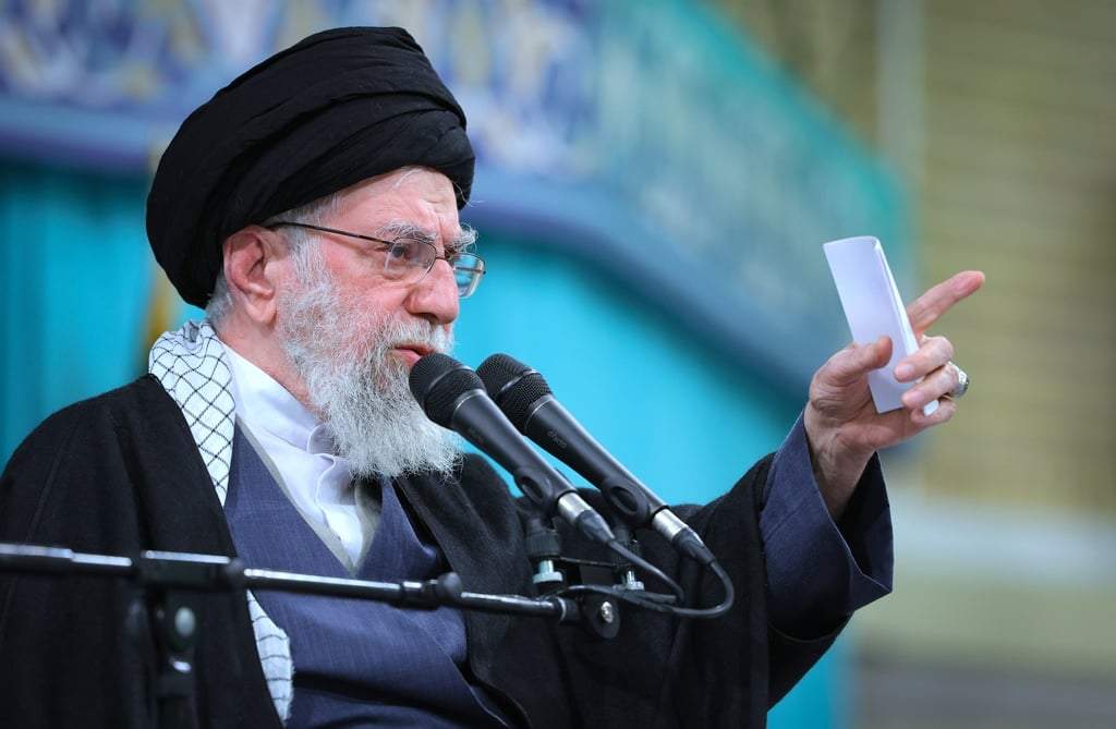 Foto oficial entregada por el sitio web oficial de la oficina del líder supremo iraní, el ayatolá Alí Jamenei, que muestra a Jamenei hablando en un encuentro en Teherán el 17 de enero del 2026
