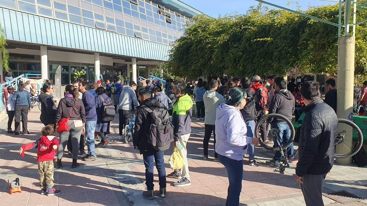 Los estudiantes se concentraron en el CPE de Neuquén capital. Fuente: (Javier Manzano)
