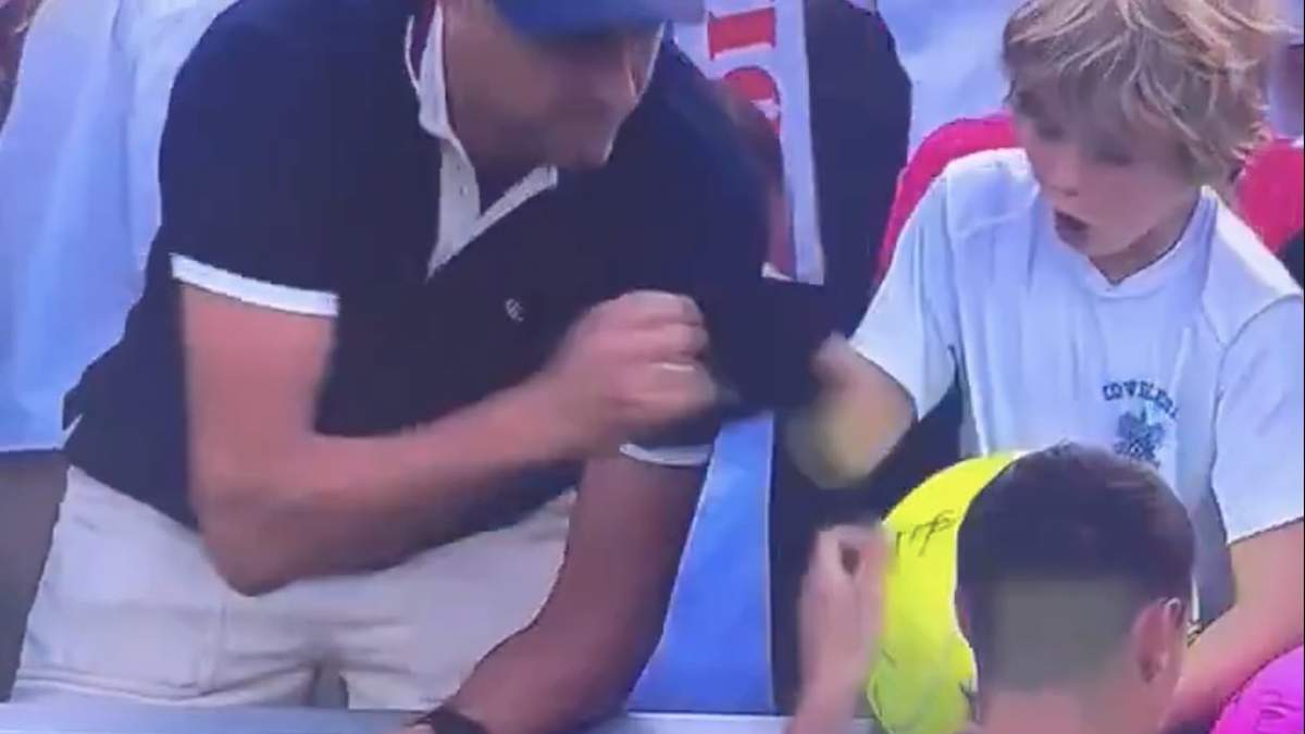 El momento en el que el empresario arrebata la gorra al niño