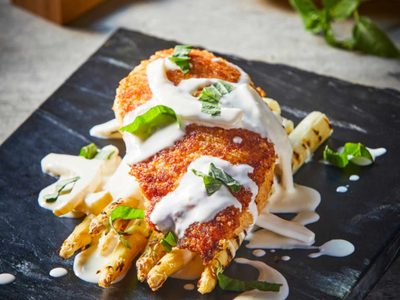 Pollo en budinera, la receta más original y sencilla para que te salga jugoso pero con esa costrita llena de sabor
