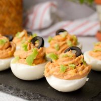 Receta de huevos rellenos: más ligeros y cremosos usando un ingrediente proteico en vez de mayonesa