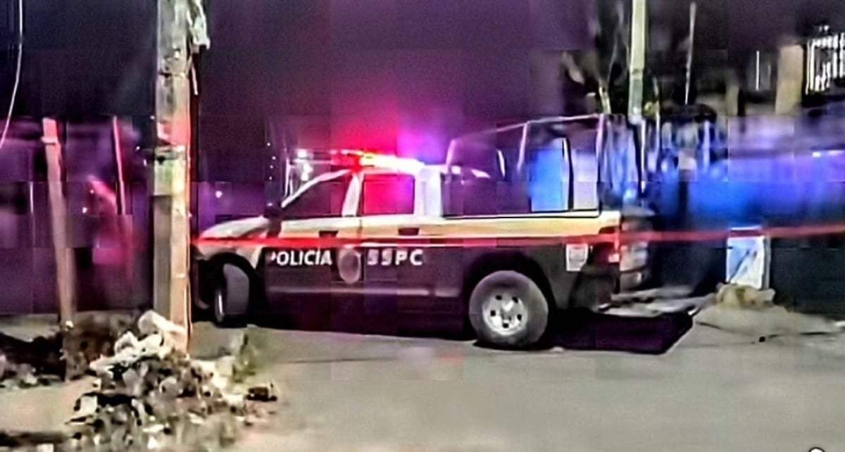 Policías resguardan una escena del crimen