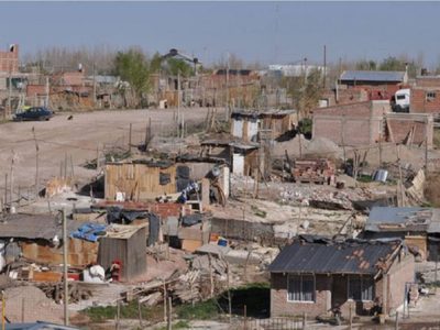 Vecinos de algunos barrios de Centenario soportan temperaturas extremas sin servicio de agua