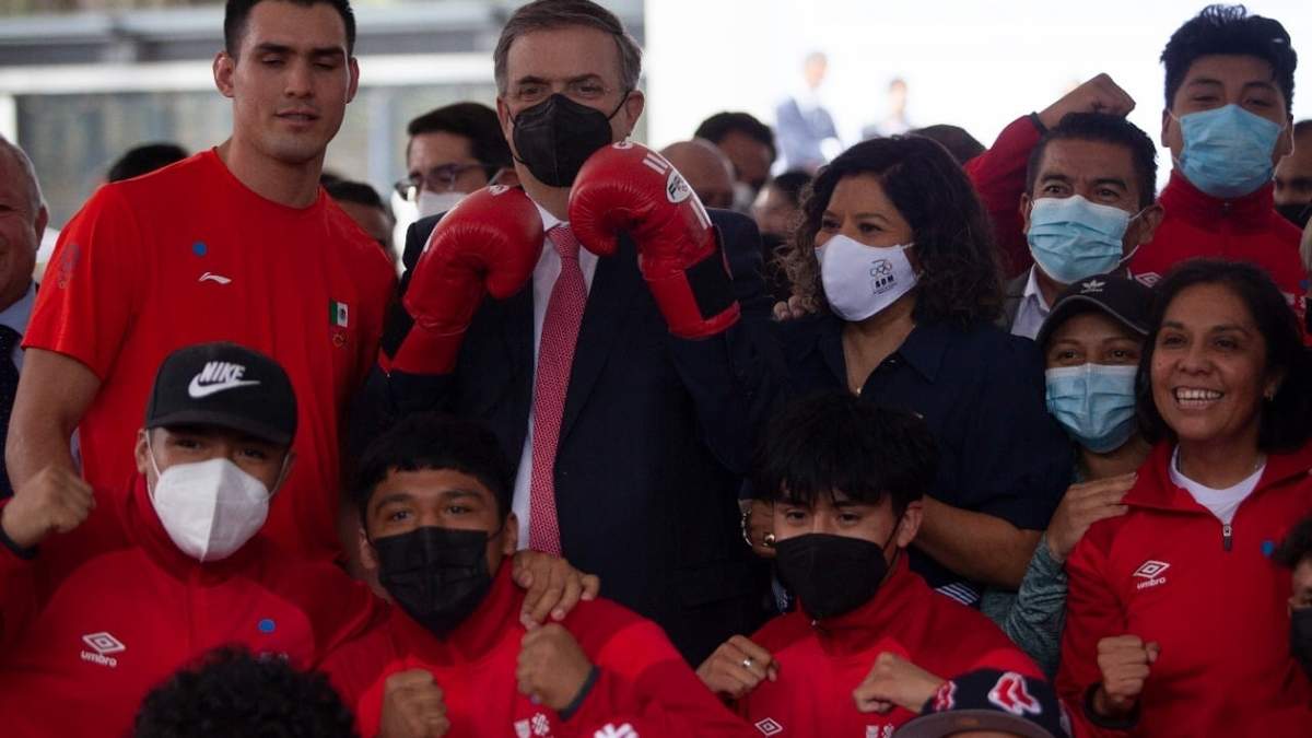 Ebrard junto a deportistas mexicanos