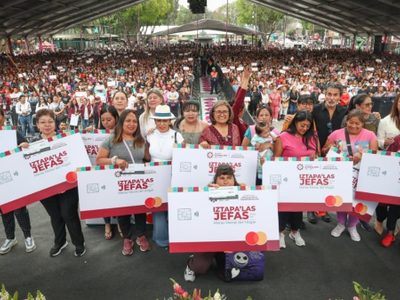 Aleida Alavez entrega primera ministración de Iztapa 'Las Jefas', el programa más grande del país