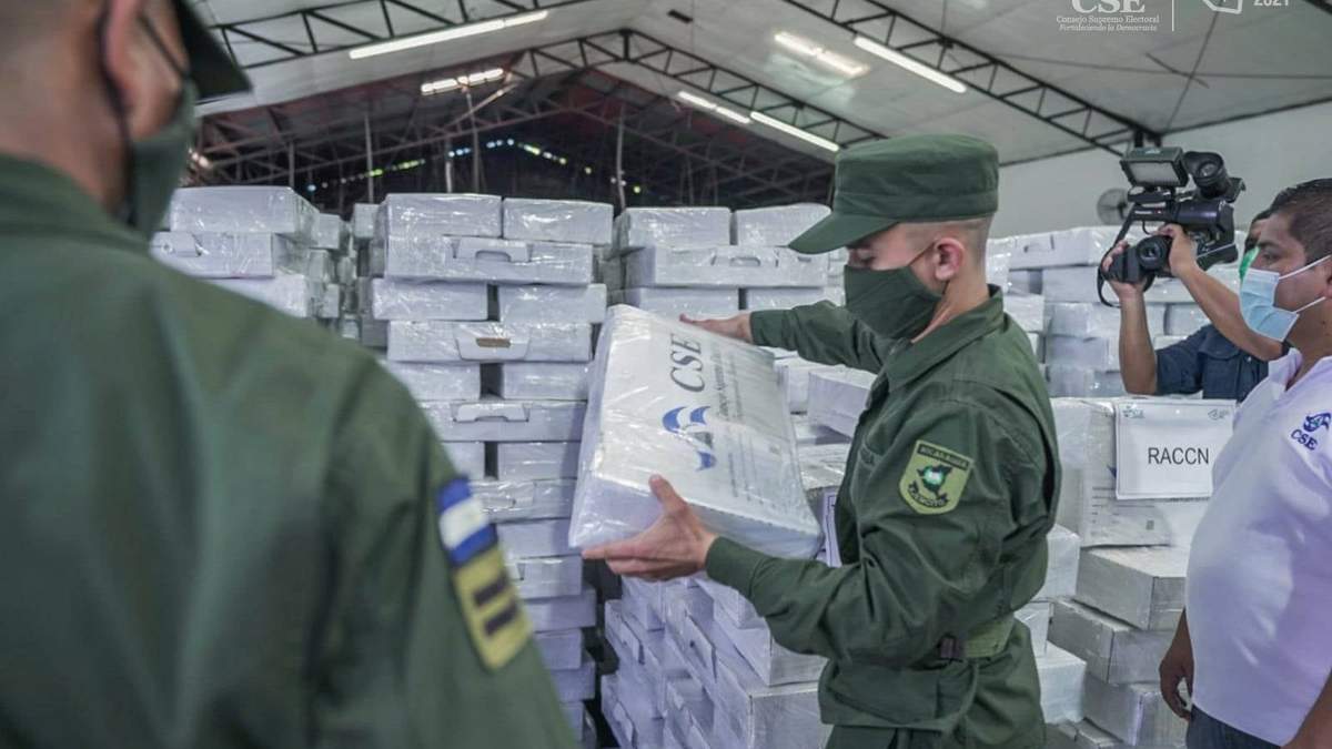 Traslado de paquetería electoral para los comicios del 7 de noviembre