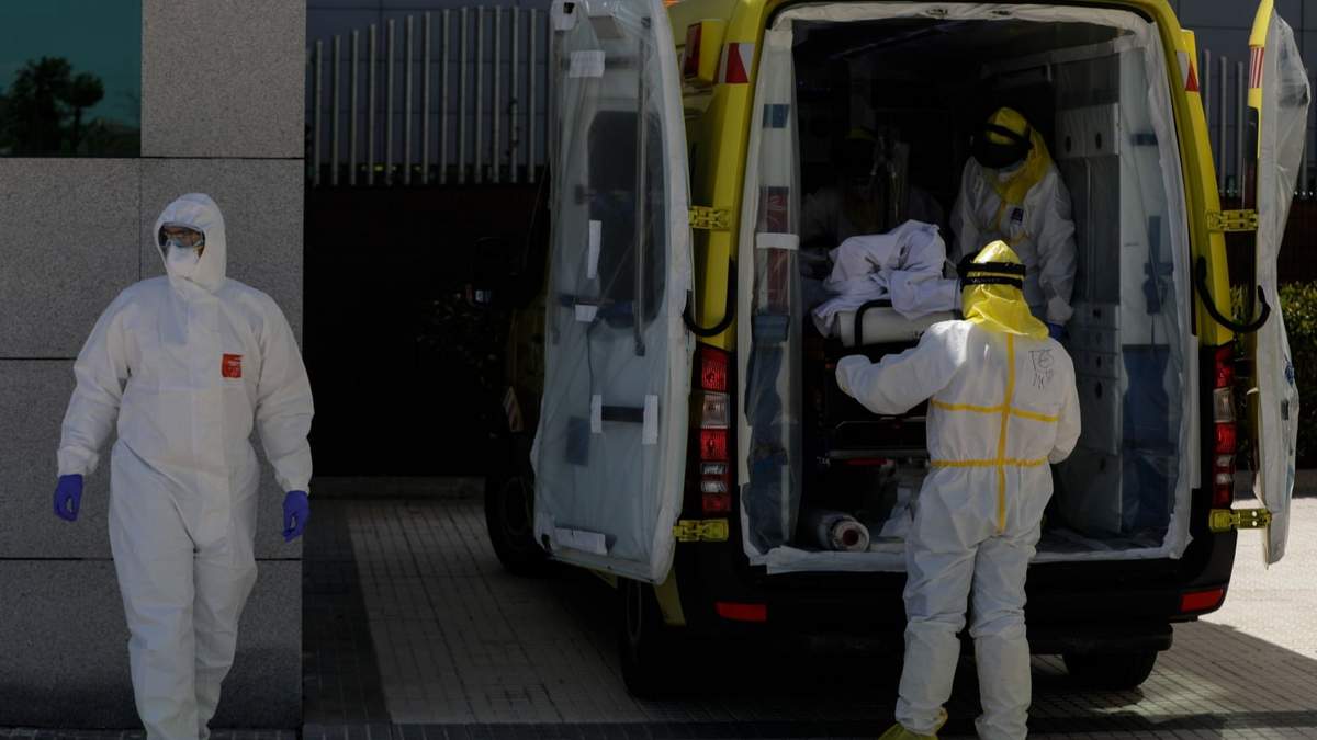 Un paciente con coronavirus es trasladado en ambulancia. Fuente: (Twitter)