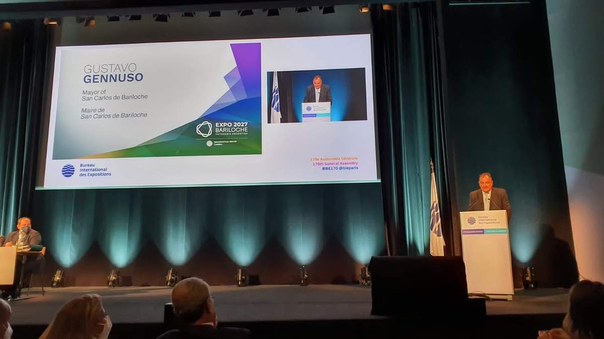 Gustavo Gennuso durante la presentación de Bariloche ante el comité del BIC en París. Fuente: (Twitter)