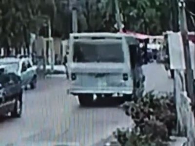 Captan cómo un microbús con pasajeros arrolla un puesto de comida y cae a canal en Xochimilco