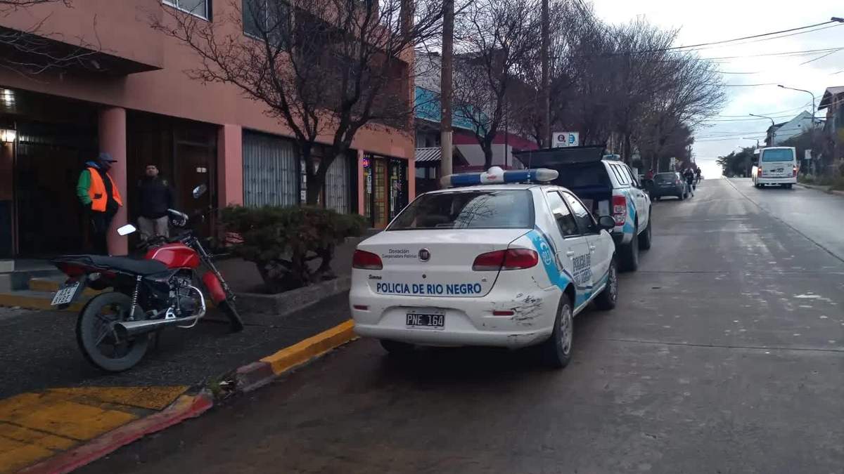 Agentes policiales en el establecimiento donde fue capturado el ciudadano. Fuente: (Twitter)