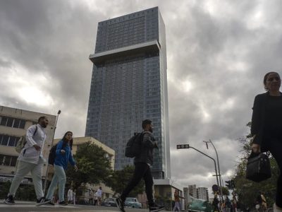 Cubanos cuestionan inversión en hoteles en medio de crisis y caída en el turismo