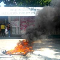 Maestros de Guerrero desafían a Nuño y destruyen mobiliario en sede de la SEP