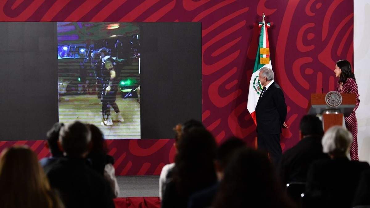 Presentación del video en la sección de la conferencia mañanera que denuncia "fake news"