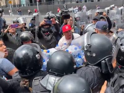 Se enfrentan policías y comerciantes que bloquearon Eje Central; hay dos heridos (Videos)