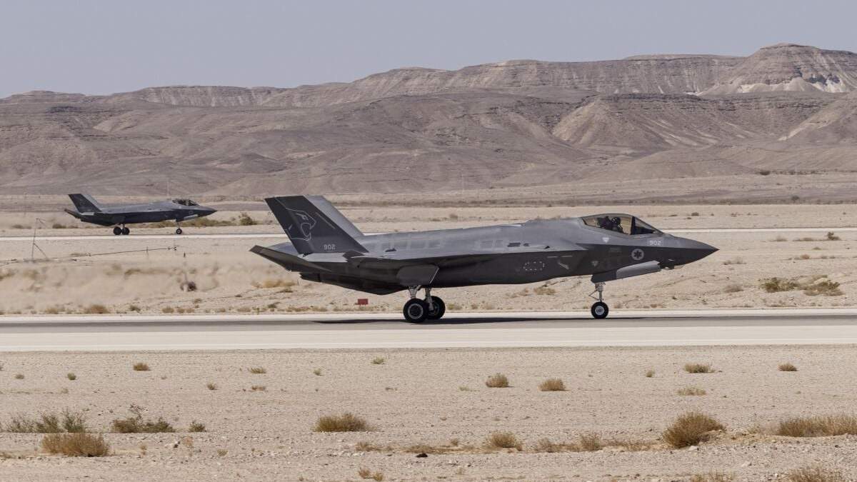 Un caza israelí F-35 aterriza durante el ejercicio aéreo multinacional conocido como Blue Flag, el domingo 24 de octubre de 2021, en la base Ovda, cerca de Eilat, Israel
