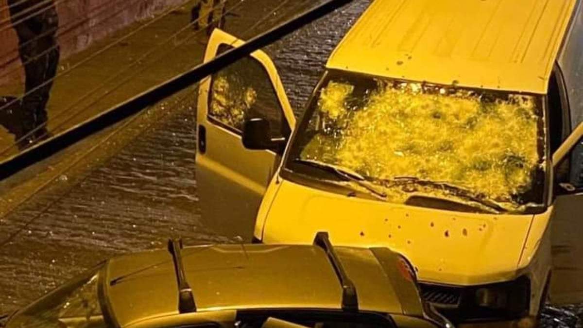 La camioneta de la FGR baleada en Tlaquepaque