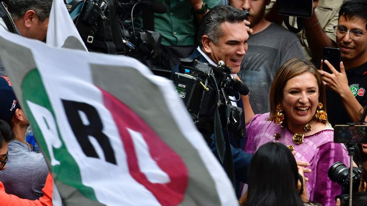 Xóchitl Gálvez el día que se registró en la sede del PRI, acompañada de Alejandro "Alito" Moreno