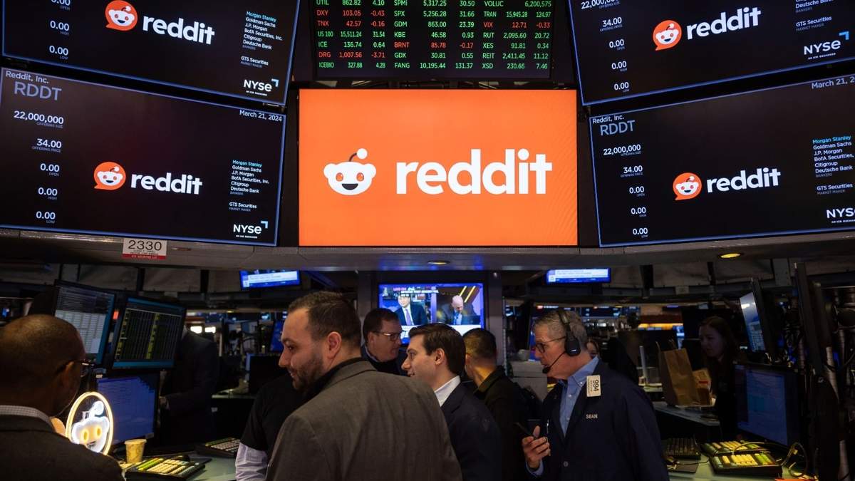 El logo de Reddit aparece en la sala de operaciones de la Bolsa de Valores de Nueva York
