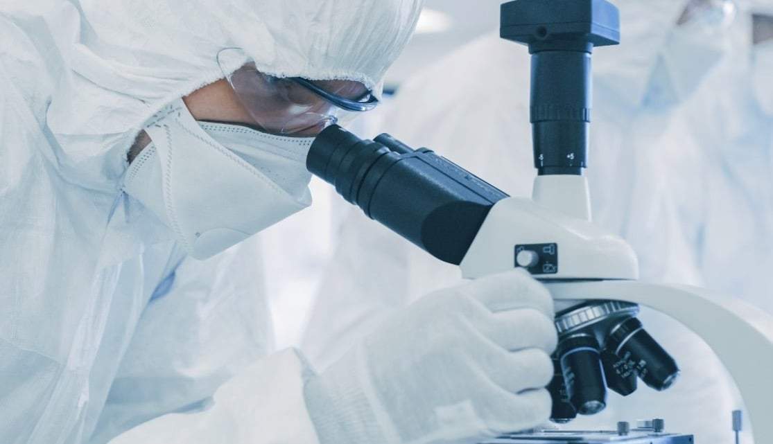 Eli Lilly trabaja en fármacos experimentales contra covid-19.