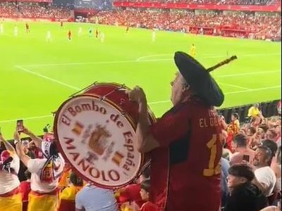 Valencia despide a Manolo “El del Bombo”, el aficionado al fútbol más famoso de España