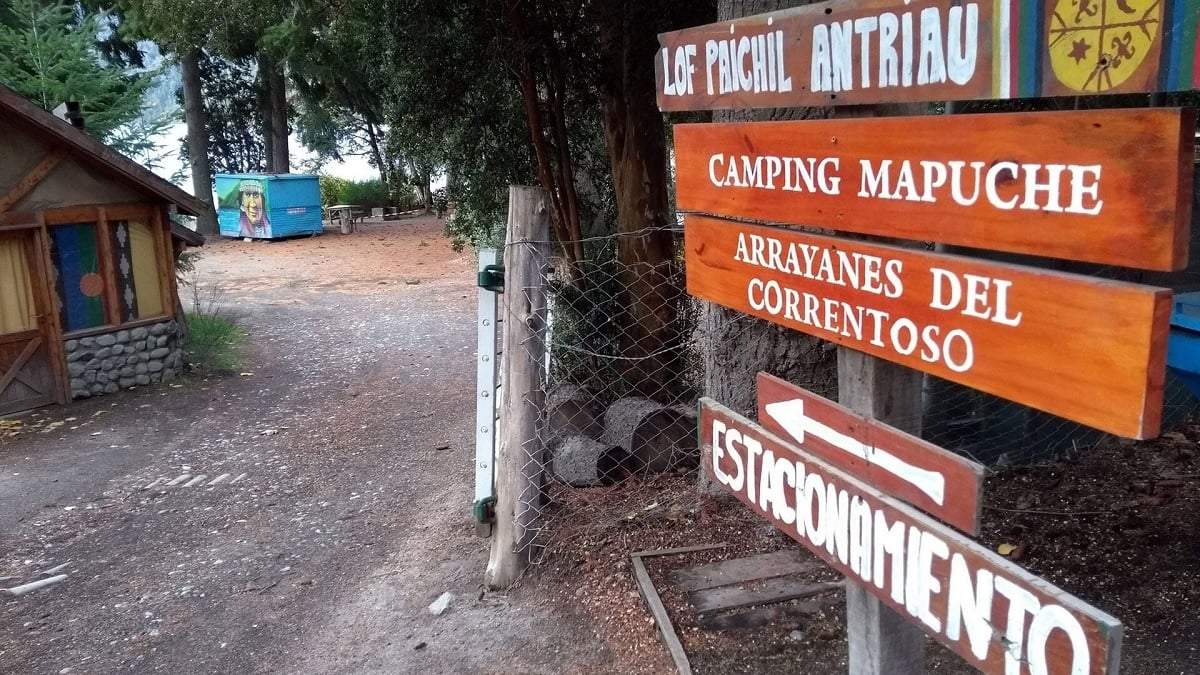 Acceso al camping Correntoso, bao administración de la comunidad mapuche Paicil Antriao desde 2011. Fuente (Facebook)